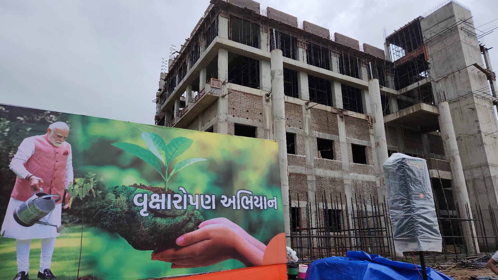 તા.૦૯-૦૮-૨૦૨૫ ના રોજ માનનીય પ્રધાનમંત્રી શ્રી નરેન્દ્રભાઈ મોદી સાહેબના નેતૃત્વ હેઠળ, એક પદ મા કે નામ અભિયાન સમગ્ર દેશમાં ચાલી રહ્યું છે, આ અભિયાન હેઠળ, આજે નવસારી ખાતે આકાર પામેલા ભારતીય જનતા પાર્ટીના શ્રી કમલમ કાર્યાલયમાં વૃક્ષારોપણ કરીને ખૂબ જ આનંદ અને ધન્યતા અનુભવી. બધાએ સાથે મળીને વૃક્ષનું સંવર્ધન કરવાનો સંકલ્પ લીધો.